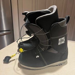 Snowboard boots